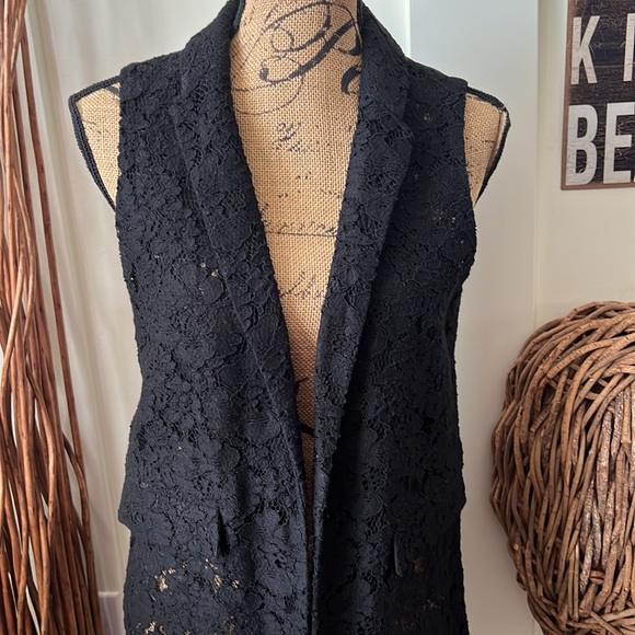 Elle Black Lace Front Buttonless Vest - Picture 2 of 10